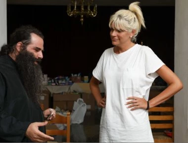 Με ένα... λευκό μίνι πήρε συνέντευξη η Σάσα Σταμάτη από τον Πατήρ Δωρόθεο (φωτο)